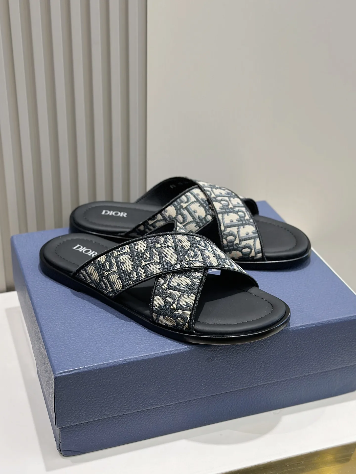 P320【DIOR】💰Size39-44 (38.45 custom-made) 2024ss Dior’s latest men’s slippers are a must-have. Dior Alias ​​Men's Genuine Leather Slippers This summer new Alias ​​sandal embodies a casual and elegant style. Carefully crafted from grained cow leather and Oblique printed fabric, with cowhide lining! Cross-strap design with metal-clad brass CD Diamond logo. The imported cowhide leather and rubber sole adds sophistication and comfort, while Oblique print-effect anti-slip panels add style.